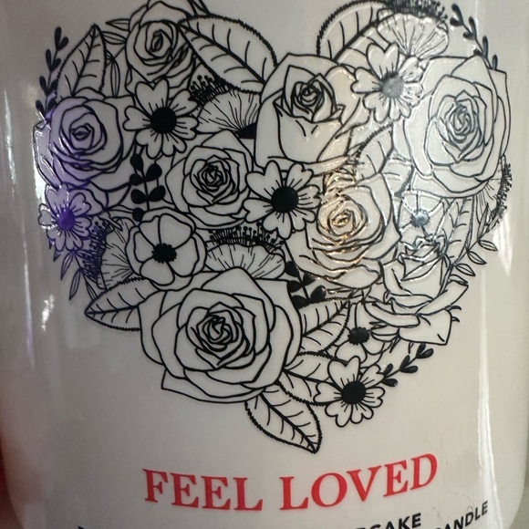 Feel Loved Scented Candle - White with Red Hearts ♥️ - Picture 3 of 6